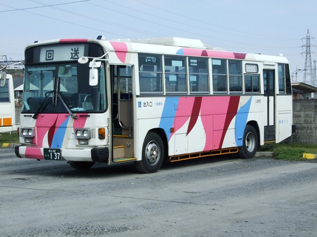 2008年9月末に廃車となった関東自動車の自社発注車で、鹿沼市リーバス色の栃木22う137 2008年3月30日鹿沼営業所にて