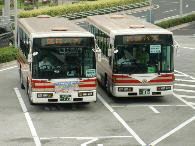 宇都宮駅東口発着のうつのみや花火大会臨時バス用に待機中の宇都宮200か779(元東武バス)、宇都宮200か884(元立川バス)
